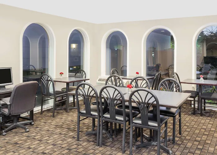 Super 8 By Wyndham Morton Grove/chicago 2*